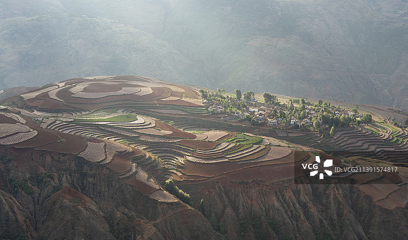 落霞沟村 （东川红土地）图片素材