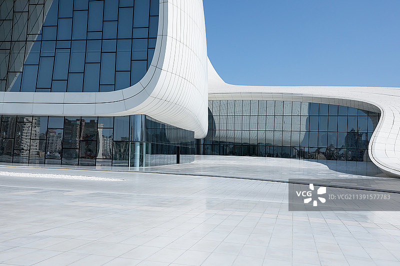 剧院建筑与建筑停车场图片素材