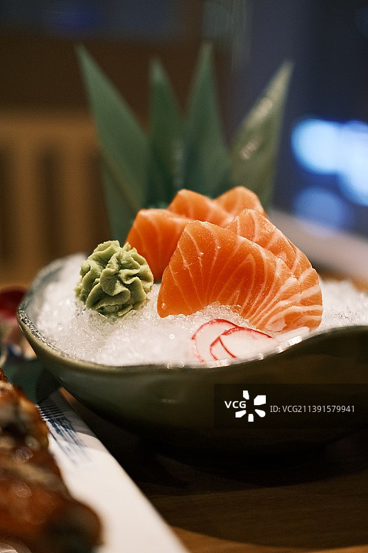 桌上盘子里的海鲜三文鱼刺身特写镜头图片素材