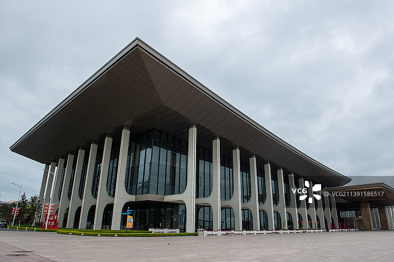 青岛国际会展中心建筑外观与石板地面图片素材