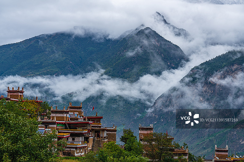 中国四川省阿坝州丹巴藏寨山间的云雾图片素材