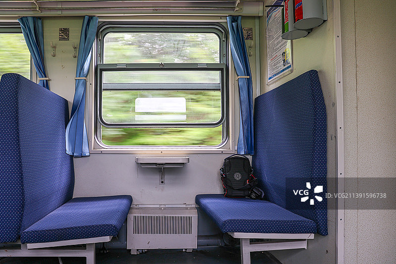 铁路客运：成渝铁路上运行的5611次列车内部图片素材
