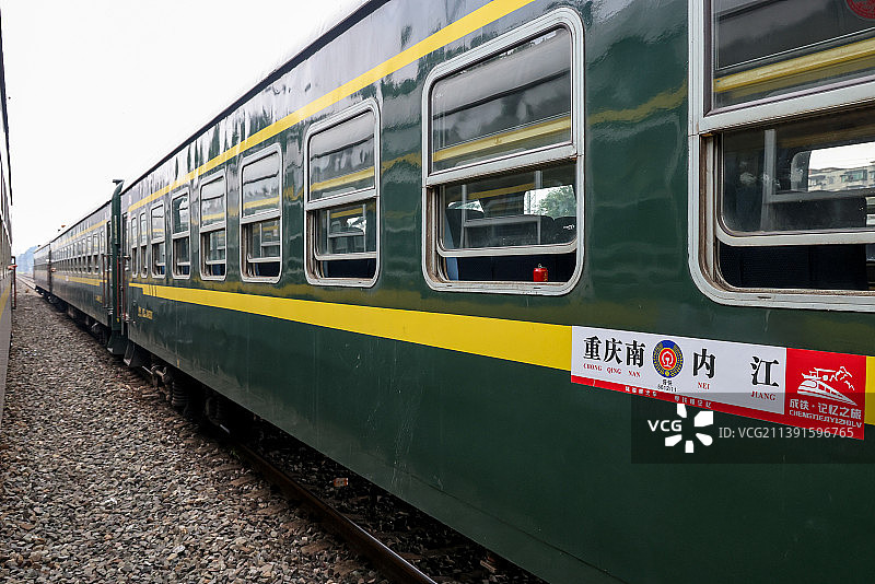 铁路客运：在成渝铁路线上往返重庆与内江的货车插肩而过图片素材