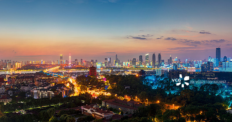 湖北省武汉市地标建筑黄鹤楼与武汉长江大桥夜景高视角图片素材