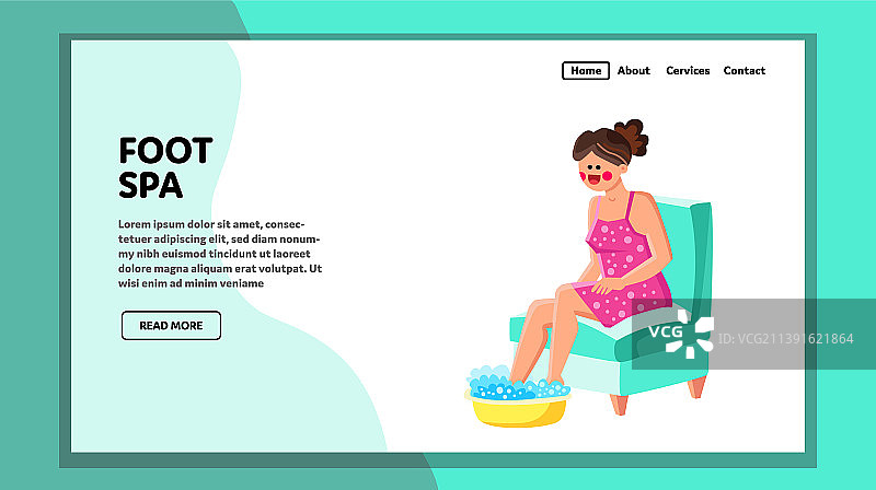 享受足浴服务的年轻女顾客图片素材