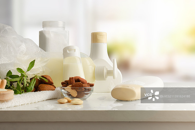 白色桌子上含杏仁提取物的个人卫生产品图片素材