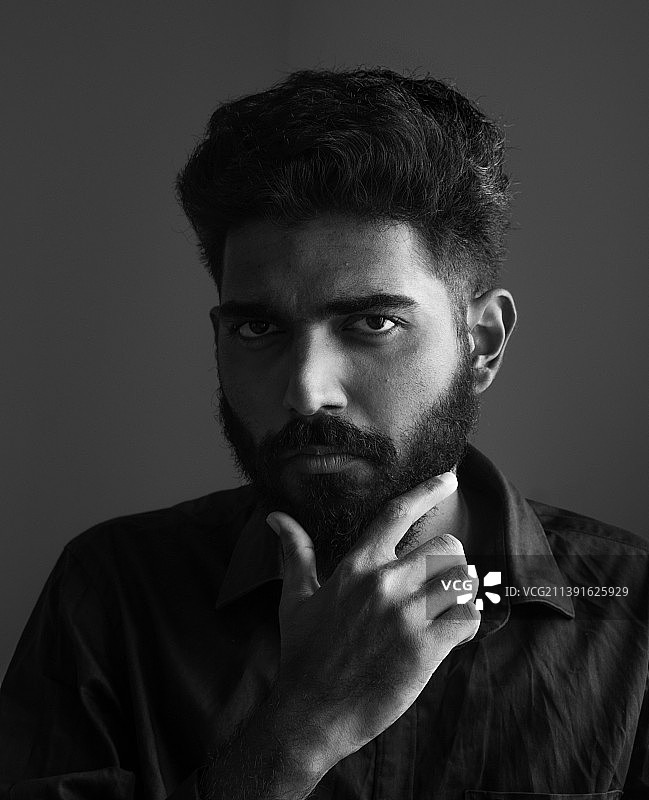 灰色背景下的年轻男子肖像图片素材