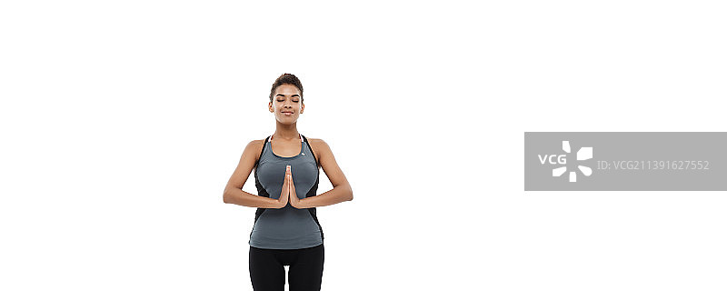 健康与健身理念 - 美丽的非裔美国女士在运动图片素材