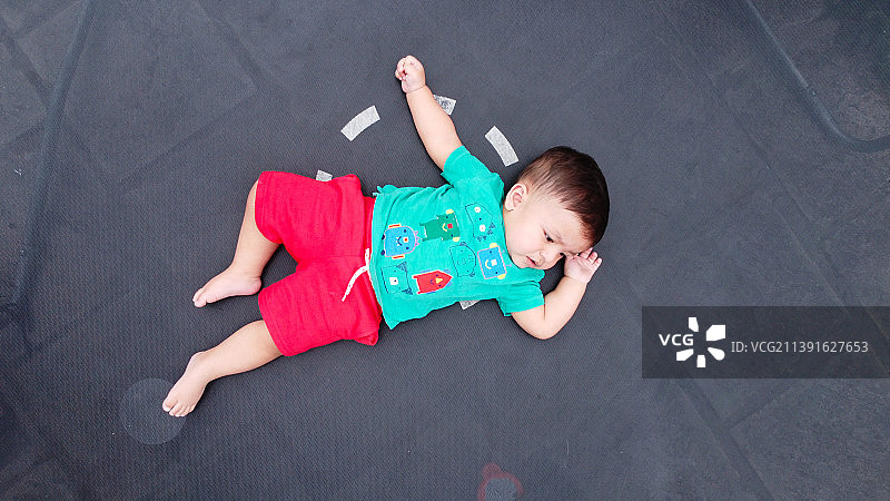 俯视角度拍摄的可爱男婴，英国卢顿图片素材