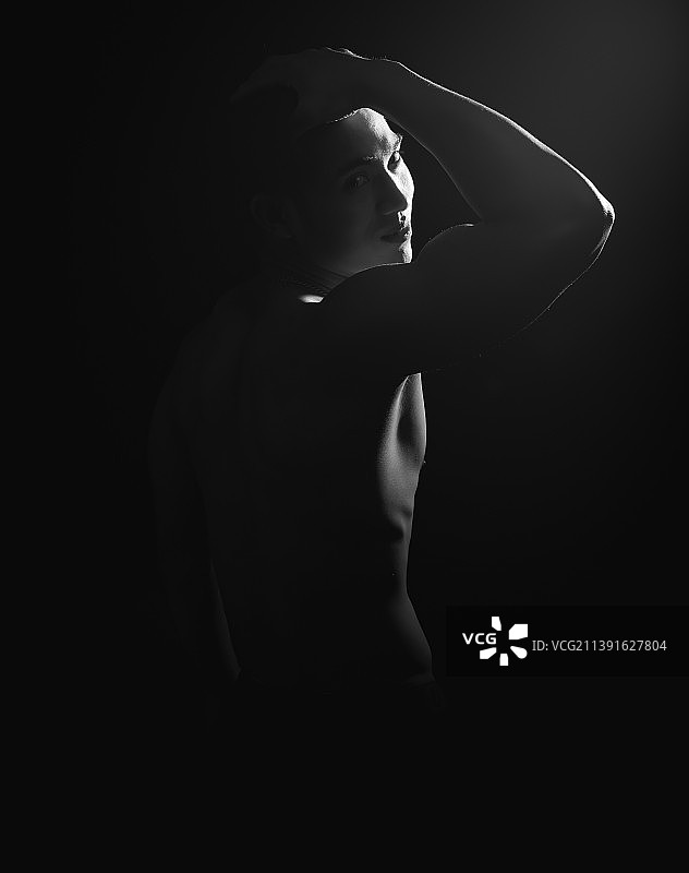 赤膊男子背对黑色背景图片素材