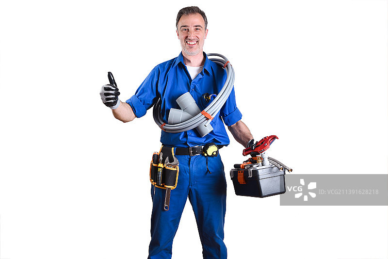 穿着制服、手持工具并做出OK手势的水管工，白色背景图片素材