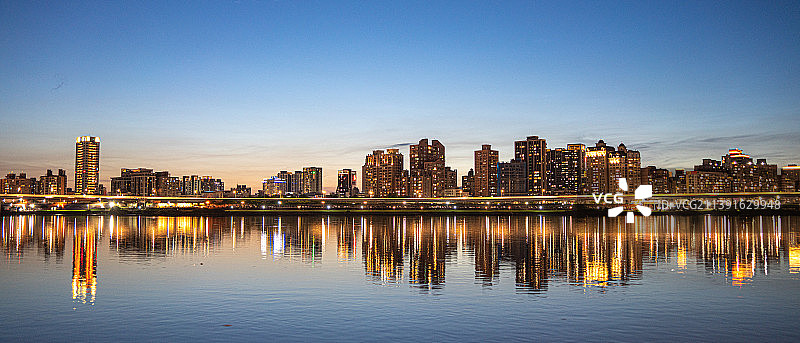 夜晚建筑旁的河流美景图片素材