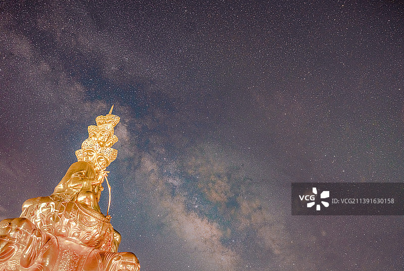 星空下的菩萨像图片素材