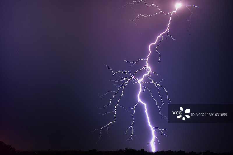 夜空中闪电的仰视角度图片素材