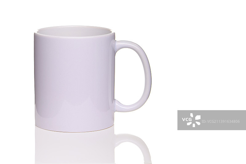 白色背景上的白色茶杯，留白图片素材