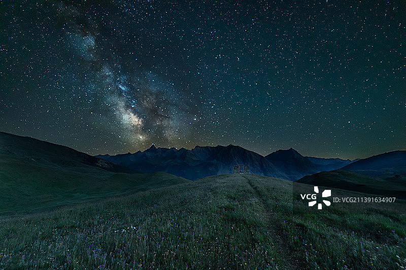 意大利都灵切萨纳托里内塞的博松山脊的银河图片素材