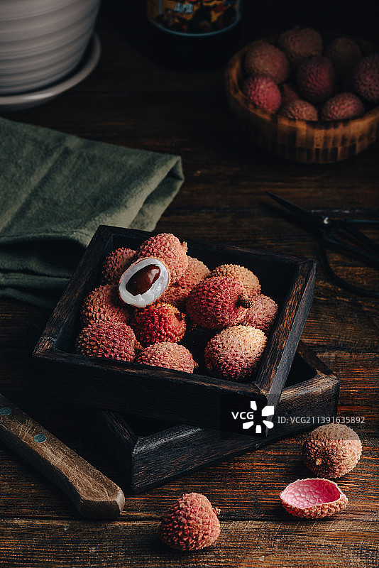 桌子上盒子里的水果高角度视图图片素材