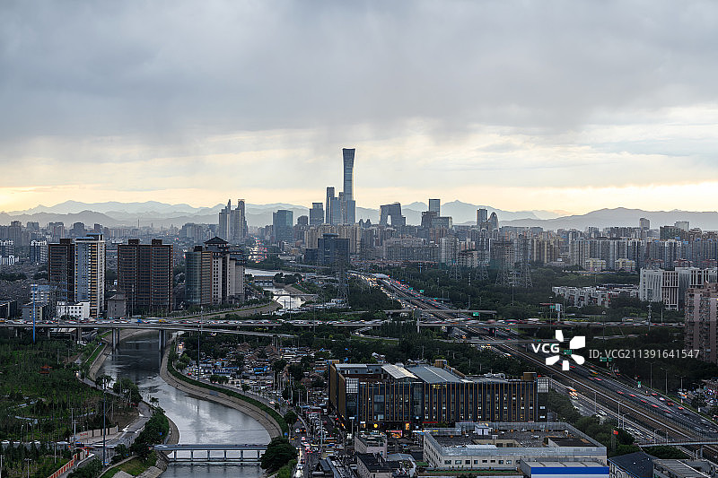 傍晚时分的北京国贸CBD建筑群与四惠桥城市天际线图片素材