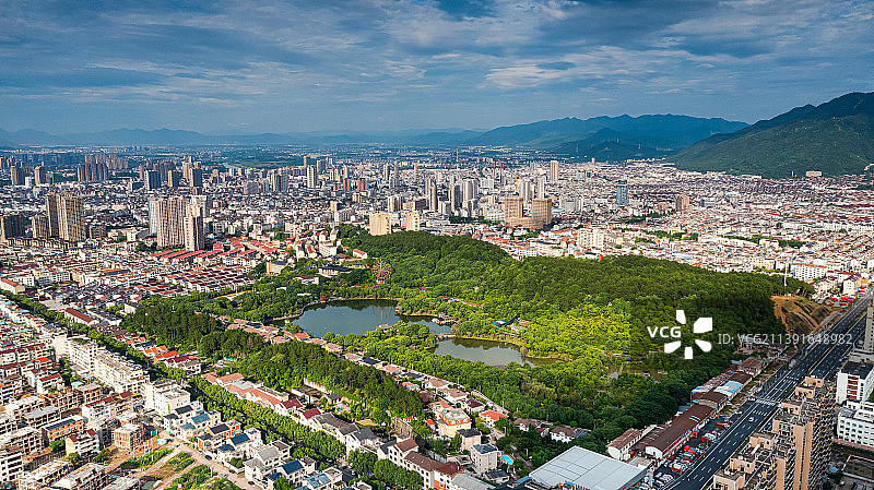 航拍视角下的-城市公园图片素材