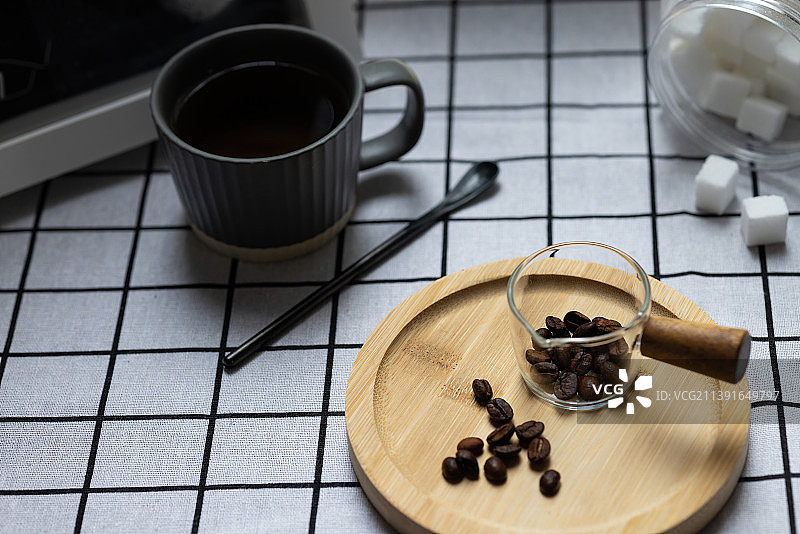 格子桌布上的咖啡与方糖图片素材