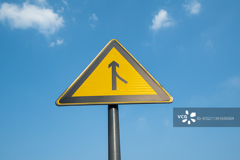 蓝天白云下的交通标志警示标识分岔路图片素材