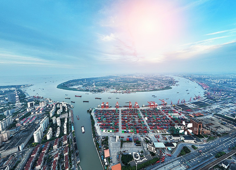 上海宝山区吴淞口集装箱轮船货轮装卸运输货运航运船运码头港口水上交通枢纽图片素材