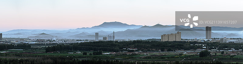 赤峰郊区的云山雾罩图片素材