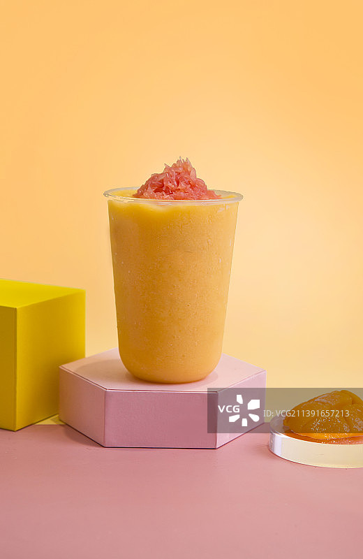 影棚拍摄杨枝甘露饮品图片素材