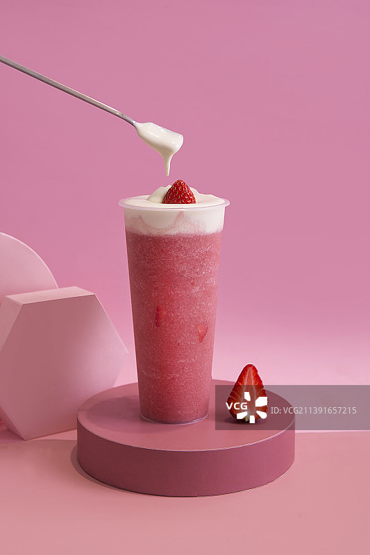 影棚拍摄杨枝甘露饮品图片素材