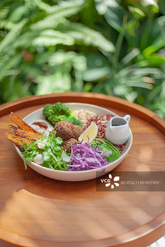 印度尼西亚巴厘岛餐桌沙拉高角度视图图片素材