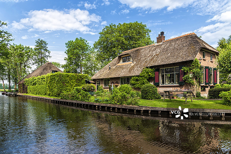 荷兰羊角村田园风光运河畔别墅Giethoon图片素材