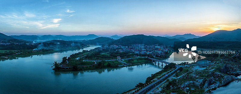 夕阳下的双溪口 晋江上游两条支流东溪和西溪在此汇聚，形成福建泉州的母亲河——晋江。图片素材