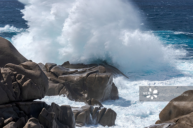 撒丁岛卡波特斯塔海岸的海浪图片素材
