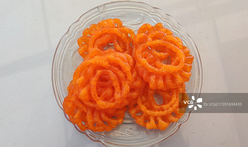 桌子上碗里的胡萝卜俯视图图片素材