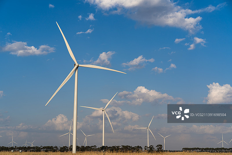 天空下田野上的风车美景图片素材