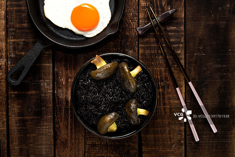 健康食品：碗里的黑米配蘑菇和煎蛋图片素材