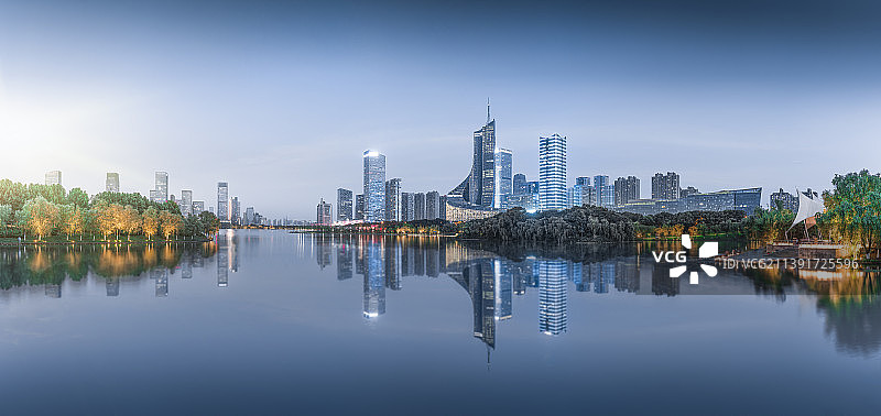 合肥天鹅湖城市天际线夜景倒影图片素材