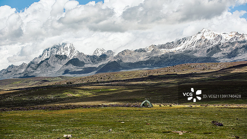 自驾在雪山脚下露营图片素材