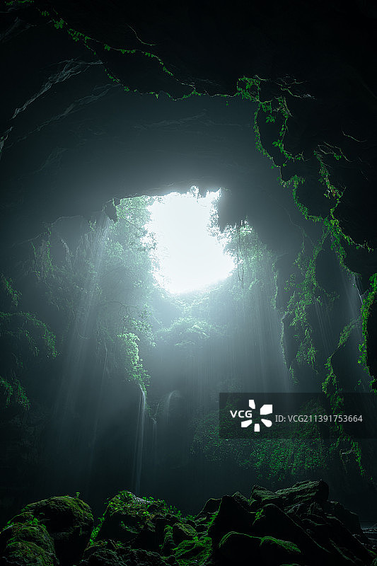 桂林乾龙天坑溶洞中的瀑布图片素材