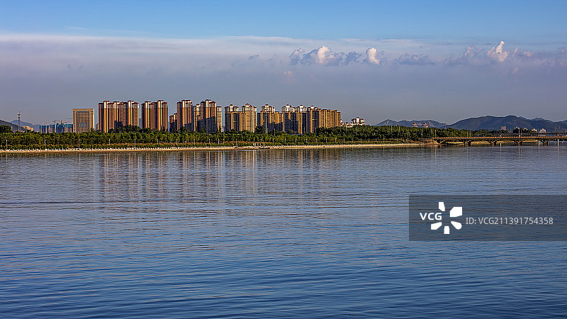 烟台黄渤海新区夏天夹河两岸傍晚景色图片素材