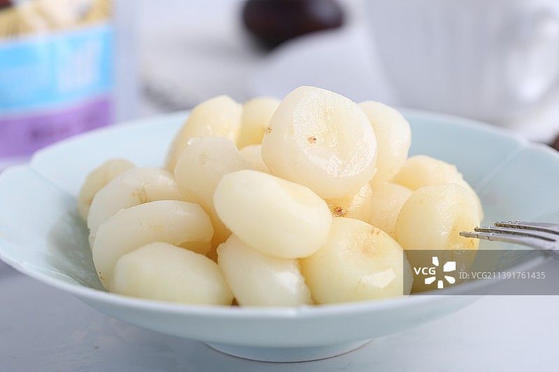 一碟削皮后的马蹄爽荸荠果肉图片素材