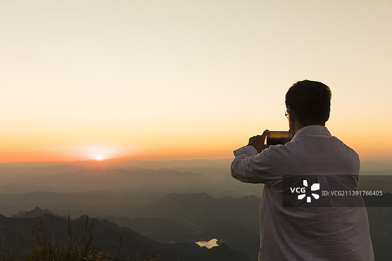 拍照的中年男性图片素材