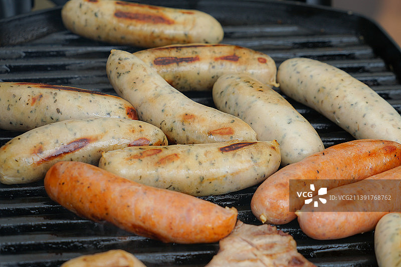 烤肉架上的肉特写图片素材