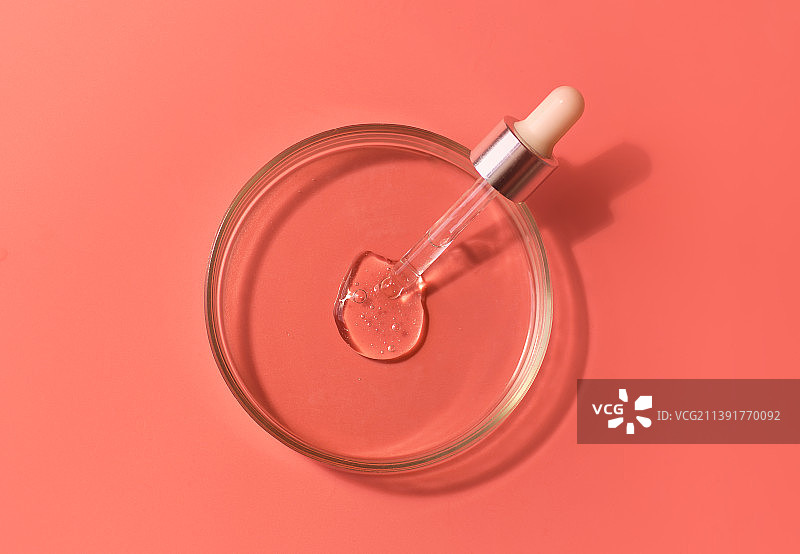 带有吸管和水滴、血清、油的实验室玻璃培养皿图片素材