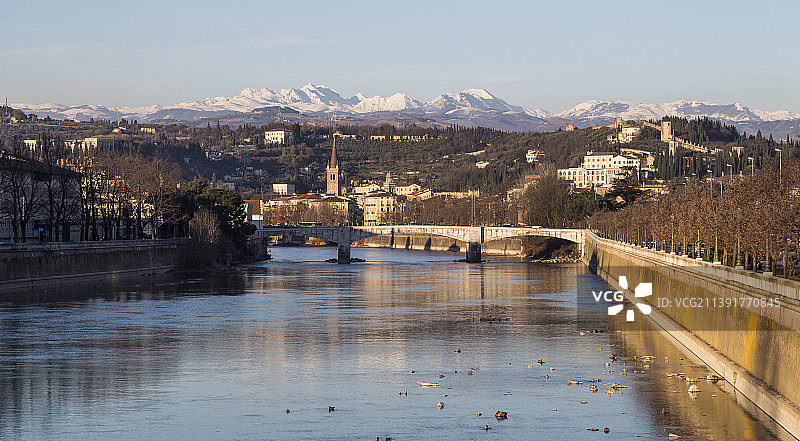意大利威尼托维罗纳河上桥梁高角度景观图片素材