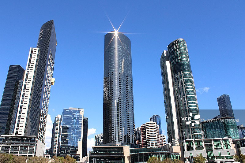 仰视角度拍摄的墨尔本的现代建筑与蓝天图片素材