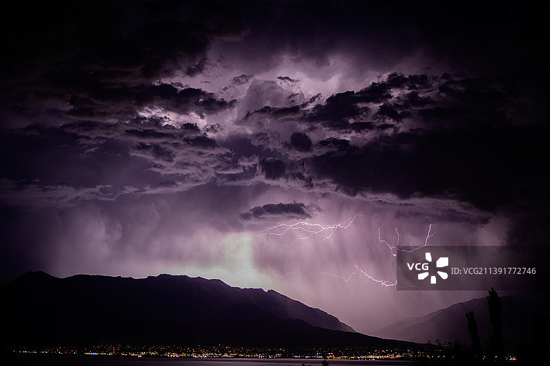 美国犹他州暴风云下的海面闪电图片素材