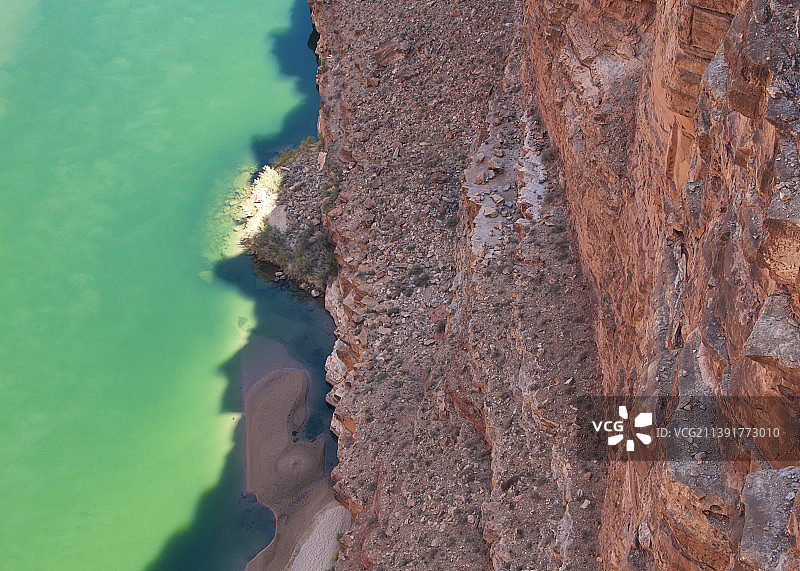 美国纳瓦霍桥：海中岩层高角度景观图片素材