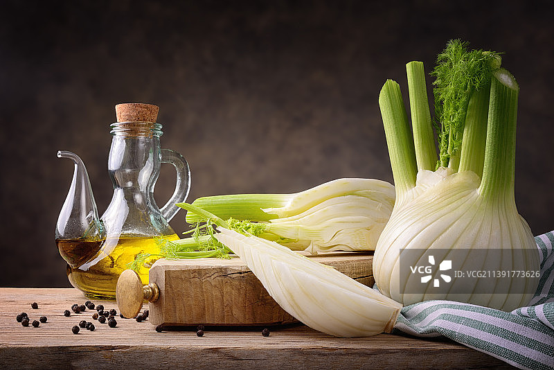 乡村木桌上的茴香和特级初榨橄榄油图片素材