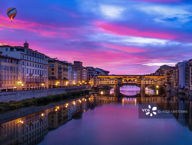 意大利佛罗伦萨夜间城市建筑灯光景色图片素材